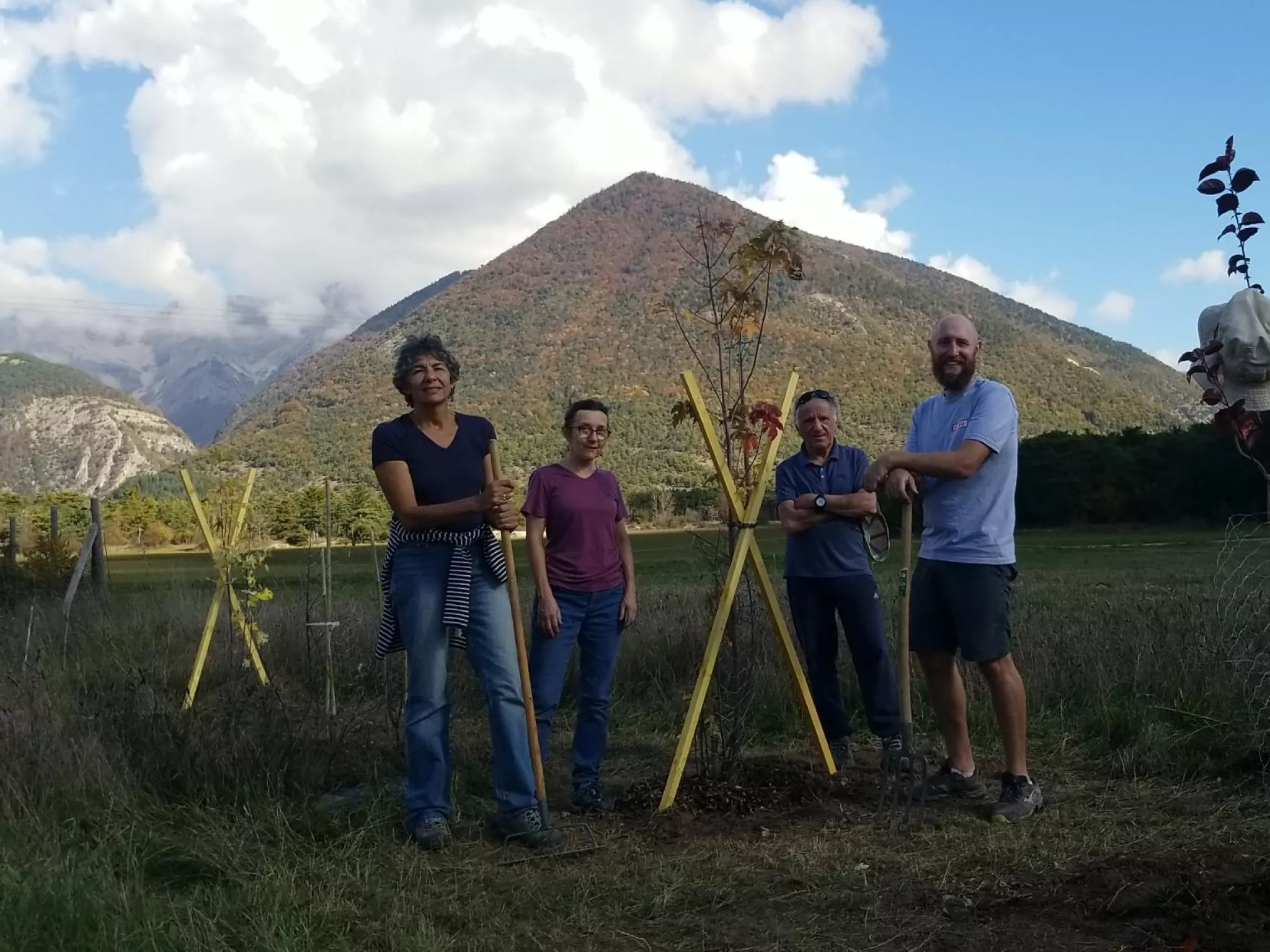 L'équipe de bénévole lors du chantier de plantation d'arbres